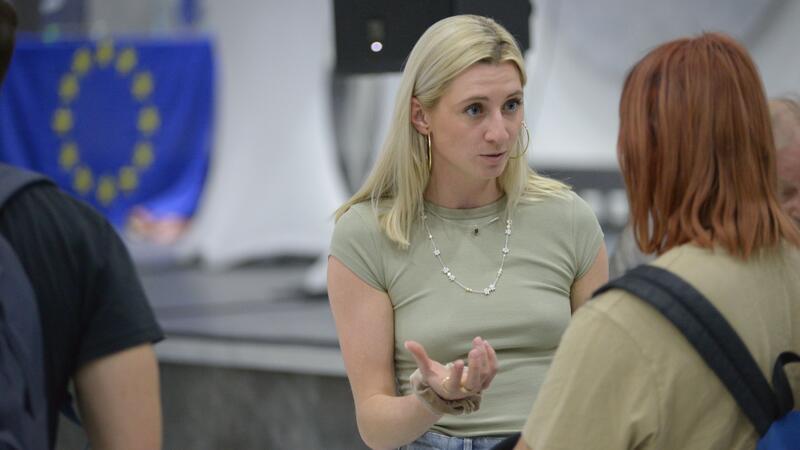 Die CDU-Politikerin Karoline Czychon spricht nach dem Ende der Podiumsdiskussion mit einer Besucherin. Die 27-Jährige kandidiert für einen Sitz im Europäischen Parlament.