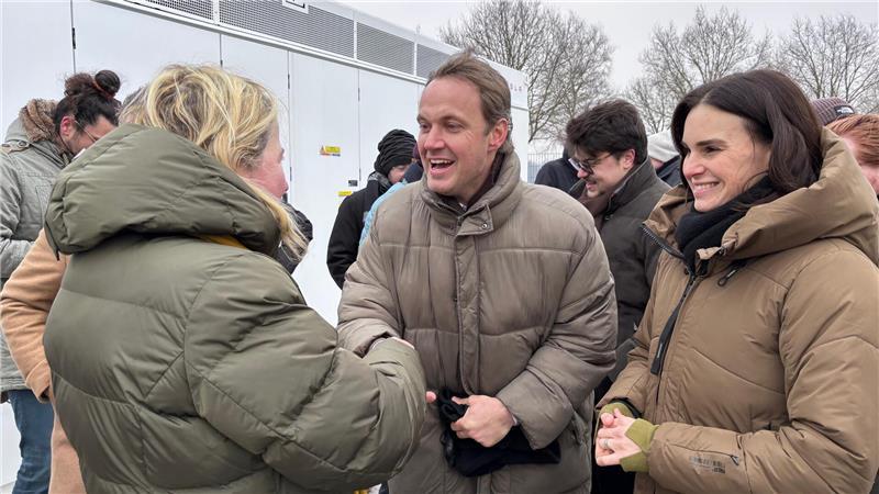 Die CDU-Politikerinnen Birgit Butter (links) und Vanessa Zobel (rechts) freuen sich mit Terra-One-Geschäftsführer Thomas Antonioli (Mitte) über die problemlose Umsetzung.