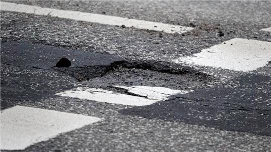 Die CDU bemängelt den Umgang des Senats im Umgang mit den alljährlich auftretenden Winterschäden auf Hamburgs Straßen. (Archivbild)