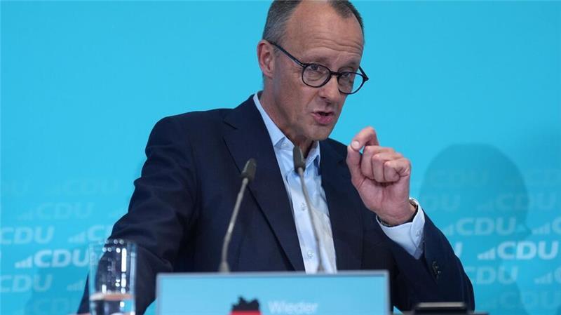 Merz erwartet bei Wahlsieg rasche positive Stimmungswende Die CDU justiert ihre zentralen Themen im Wahlkampf: Wirtschaft und innere Sicherheit. Auf eine mögliche Politikwende in den USA blickt der Kanzlerkandidat gelassen. Ziehen die Umfragewerte jetzt an?