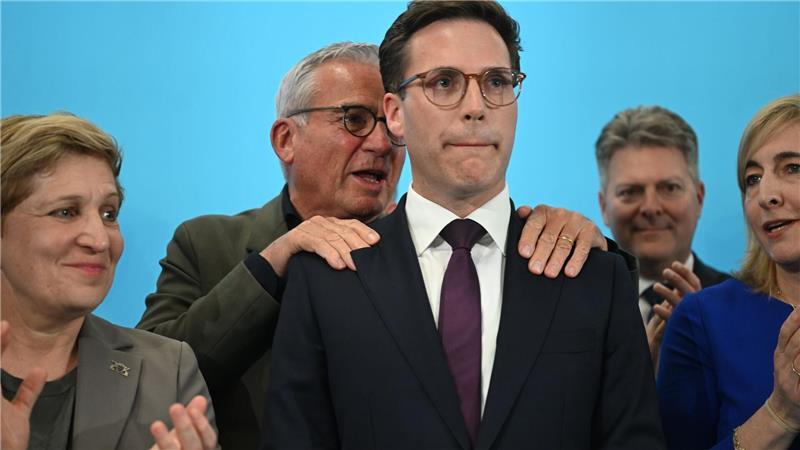 Wahl in Baden-Württemberg: Özdemirs Grüne hauchdünn vor CDU Die CDU mit Spitzenmann Manuel Hagel gewann hinzu, lag laut Hochrechnungen aber knapp hinter den Grünen.
