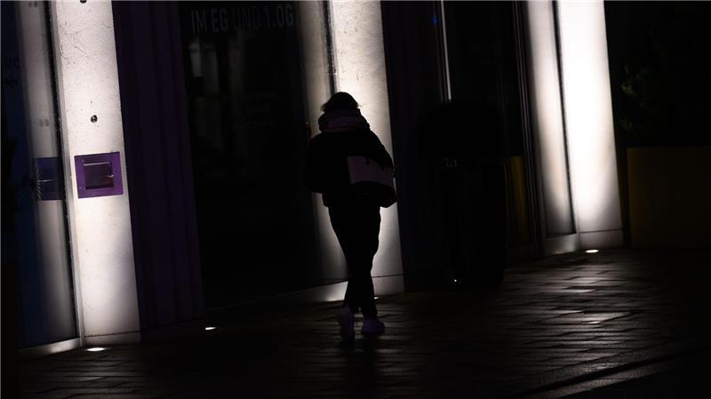 Die CDU will die Sicherheit für Frauen und Mädchen in Hamburg in der dunklen Jahreszeit erhöhen (Symbolbild).