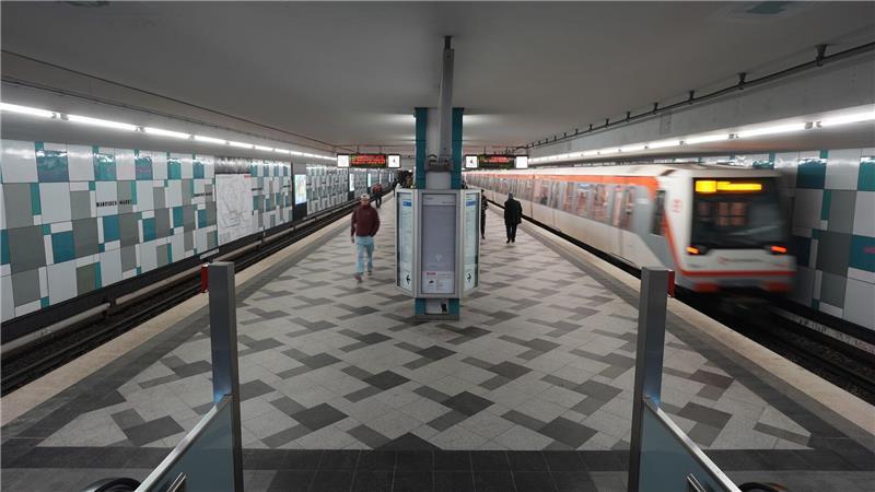 Die CDU will durch KI-gestützte Assistenzsysteme Gefahren in Hamburgs öffentlichem Nahverkehr schneller erkennen. (Archivbild)