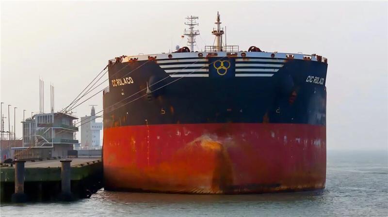 Defekter Frachter blockiert Pier: Wohin mit den Kreuzfahrtschiffen? Die "CIC Rolaco" liegt nach einem Maschinenschaden in Cuxhaven.
