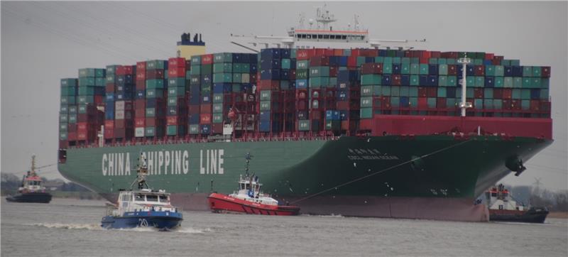 Die „CSCL Indian Ocean“ war im Februar 2016 auf der Elbe vor Grünendeich auf Grund gelaufen; hier zerren die Schlepper am Mega-Schiff. Fotos Vasel