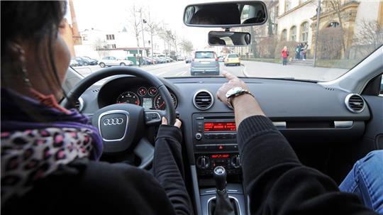 Die CSU würde den Führerschein ab 17 gerne ausweiten. Auch 16-Jährige sollen dann schon in Begleitung ein Auto fahren dürfen. (Symbolbild)