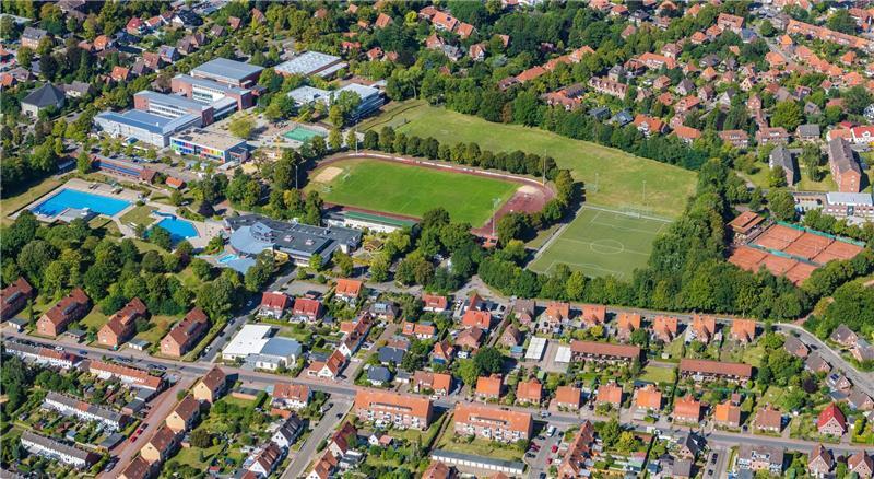 Fördermittel fehlen: Was passiert jetzt mit der Camper Höhe Die Camper Höhe mit von Bäumen eingesäumter Rundlaufbahn und Kunstrasenplatz rechts daneben. Links im Bild befindet sich das Solemio, darüber der Realschul-Komplex mit Friedrich-Fröbel-Schule.