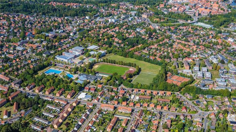 Restaurant Güldenstern-Casino bleibt geöffnet - vorerst Die Camper Höhe mit von Bäumen eingesäumter Rundlaufbahn und Kunstrasenplatz rechts daneben. Links im Bild befindet sich das Solemio, darüber der Realschul-Komplex mit Friedrich-Fröbel-Schule.