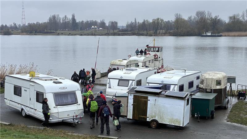Die Camper bereiten sich auf die Überfahrt nach Lühesand vor.
