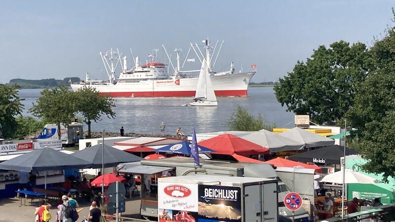 Die Cap San Diego nähert sich dem Anleger.
