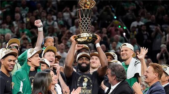 Die Celtics um Stars wie Stars Jaylen Brown (M) feiern nun ihre erste Meisterschaft seit 2008.