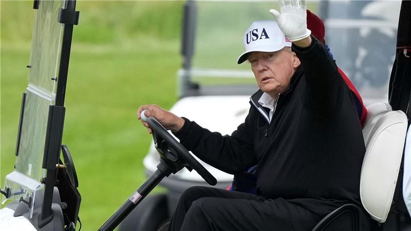 Vor dem Handelsshowdown: Trump spielt Golf Die Chancen auf einen Deal beziffert Trump auf 50:50-