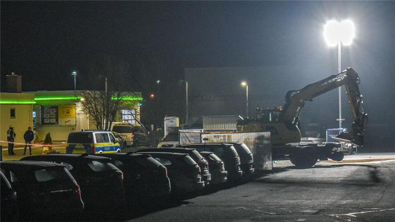 Die Chaosfahrt endete neben einem Autohaus.