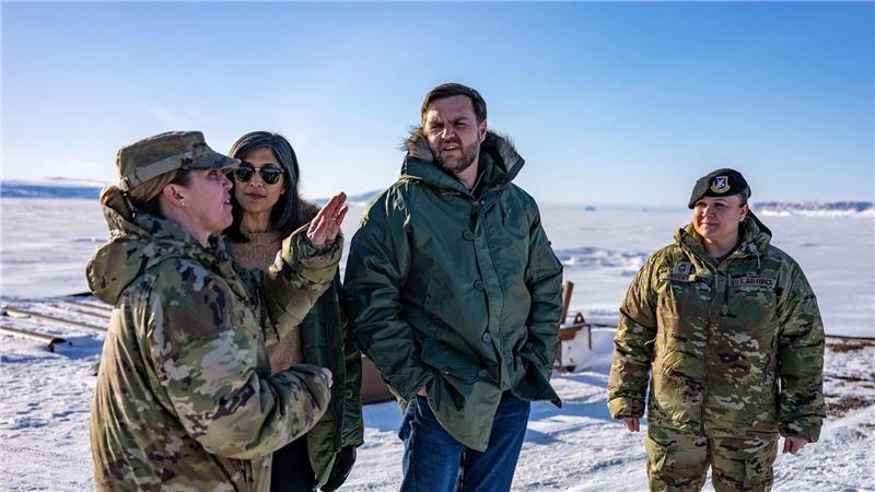 Die Chefin der US-Basis Pituffik auf Grönland, Susannah Meyers (links) bei dem Besuch von US-Vizepräsident JD Vance und seiner Frau Usha. (Archivbild)