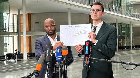 Die Chefs der Taskforce zu den Auswirkungen des Iran-Krieges, Armand Zorn (SPD, l.) und Sepp Müller (CDU), erläutern Maßnahmen zur Entlastung der Bürger, sollte der Krieg noch lange andauern. 