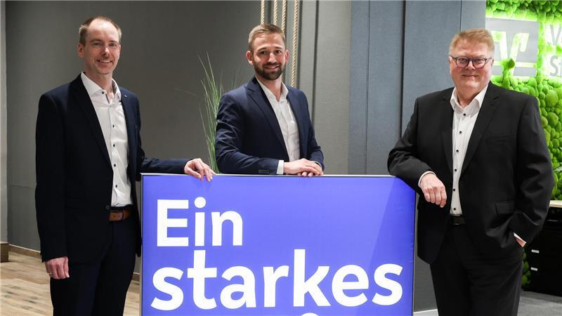 Die Chefs der Volksbank Stade-Cuxhaven: die Vorstände Ulrich Sievert (rechts) und Daniel Hollung (links) sowie der Marktbereichsleiter Süd, Jan Hartmann.
