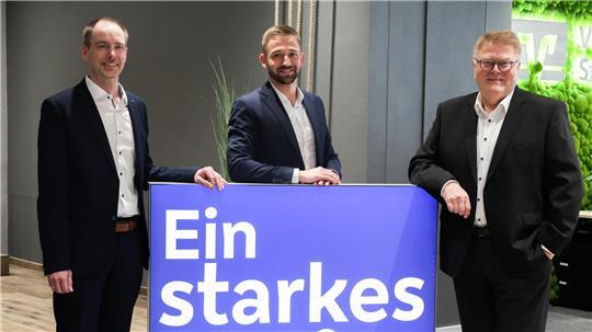 Die Chefs der Volksbank Stade-Cuxhaven: die Vorstände Ulrich Sievert (rechts) und Daniel Hollung (links) sowie der Marktbereichsleiter Süd, Jan Hartmann.