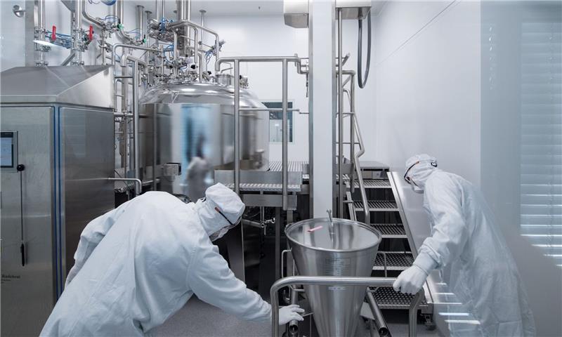 Tarifgespräche: Chemie peilt „Brückenlösung“ an Die Chemie- und Pharmabranche strebt den ersten großen Flächentarifabschluss in Deutschland in diesem Jahr an.
