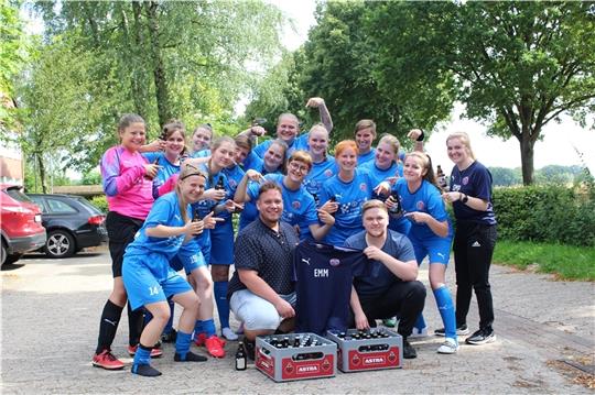 Die Chemie zwischen den Frauen der SV A/O und ihrem neuen Trainergespann hat sofort gepasst. Foto: Verein