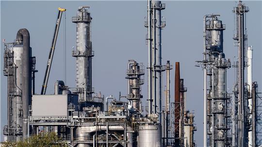 Die Chemiebranche kämpft gegen hohe Energiepreise und Wirtschaftsflaute - die Tarifverhandlungen stocken (Archivbild)