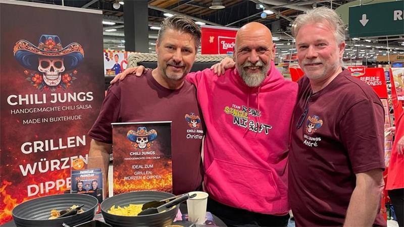 Die Chili Jungs unterwegs: Christian Kutz-Kromnow, St.-Pauli-Legende Holger Stanislawski und André Grote am Chili-Jungs-Stand in Hamburg-Winterhude.