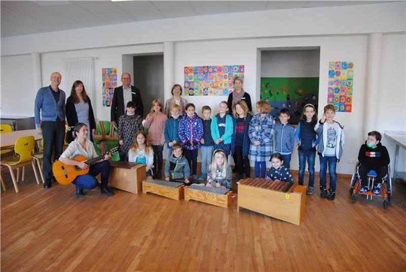 Die Chorklasse der Grundschule am Bockhorster Weg steuerte ein Ständchen zur Jubiläumsfeier bei. Im Hintergrund (von links) die Schulleitung Matthias Großer und Anika Guttau, Bürgermeister Sönke Hartlef sowie Birgit Pergande und Gaby Schlic