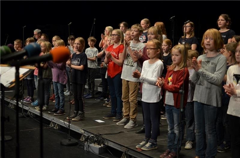 Die Chorsänger der Grundschule Estorf proben für den großen Auftritt beim Chorfest im Stadeum am morgigen Sonnabend, 25. Mai. Fotos: Husung