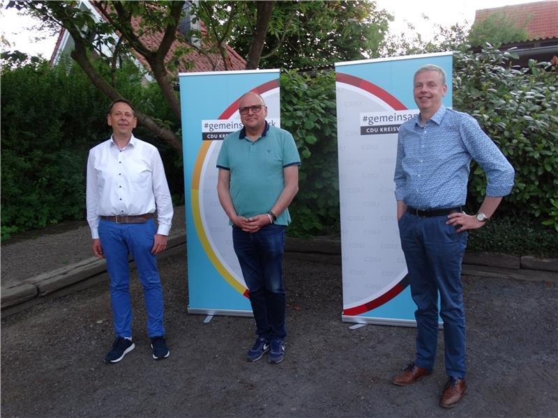 Die Christdemokraten in der Samtgemeinde Lühe sind im Wahlkampf modus: CDU-Parteivorsitzender Gerd Dehmel und Fraktionssprecher Marco Hartlef (rechts) nehmen Bürgermeister Michael Gosch in ihre Mitte.