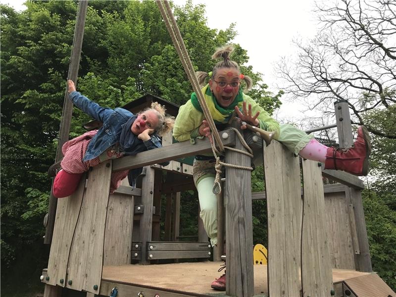 Die Clowninnen Karotti (rechts) und Zappalotta sorgen nach der langen Corona-Zeit für ein Stück Leichtigkeit in den Kindergärten.
