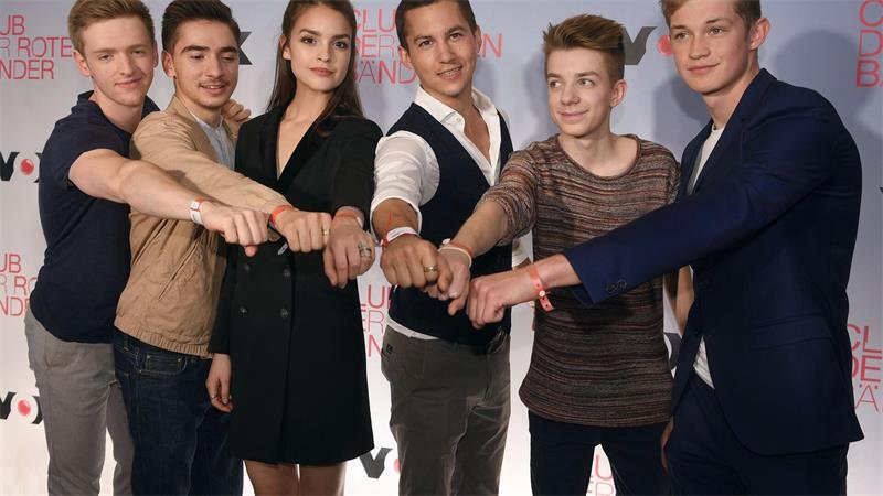 Neuer „Club der roten Bänder“: Freundschaft als Lebensretter Die „Club der roten Bänder“-Generation 2015 um „Maxton Hall“-Star Damian Hardung (re.).