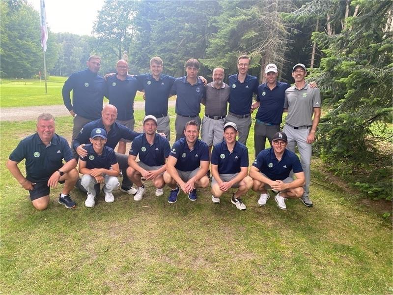 Die Clubmannschaft mit ihren Caddies: Christopher Rochel (vorne, 2. v. r.) wurde vom 13-jährigen Konrad Feth (vorne, 2. v. l.) unterstützt. Foto: privat