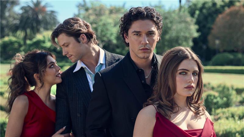 Die College-Serie „Off Campus“ beschäftigt derzeit Millionen weltweit. Das sind die Hauptfiguren. Linkes Paar: Allie und Dean (Mika Abdalla und Stephen Kalyn), rechtes Paar: Garrett und Hannah (Belmont Cameli und Ella Bright).