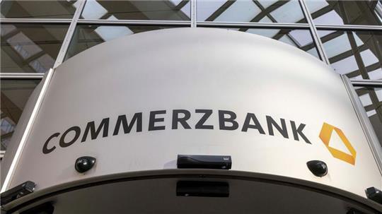 Die Commerzbank will effizienter werden und streicht Tausende Stellen (Archivbild)