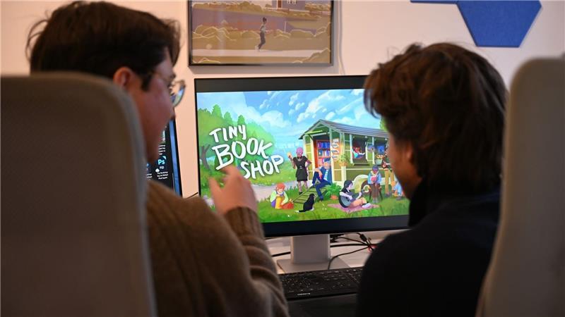Die Computerspiele-Entwickler David Zapfe-Wildemann und Raven Rusch vom Kölner Independent-Studio Neoludic, das 2021 gegründet wurde und mit „Tiny Bookshop“ einen großen Erfolg feierte. (Archivbild)