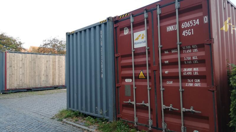 Die Conatiner auf dem Ankerplatz warten darauf, ausgebaut zu werden.
