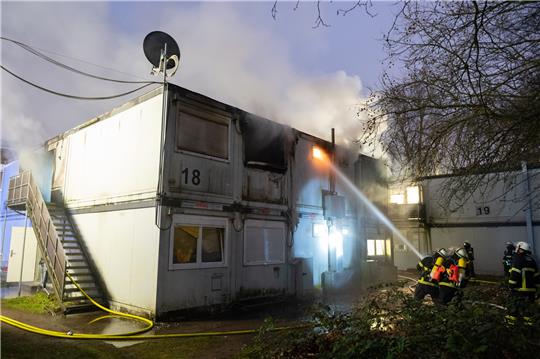 Tödliches Feuer: Hamburger Polizei ermittelt zur Brandursache Die Containerunterkunft bietet knapp 500 Plätze für Geflüchtete und Wohnungslose. Foto: dpa-Bildfunk