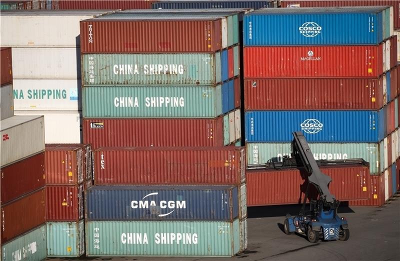 Die Corona-Krise hat negativen Einfluss auf den weltweiten Containerumschlag – auch Hamburg erwartet starke Rückgänge. Foto: Christian Charisius/dpa