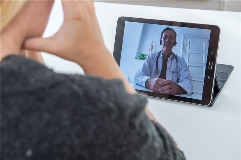 Trotz Ärztemangel: Drochterser Politiker lehnen Behandlung per Video ab Die Corona-Pandemie hat medizinische Behandlungen per Video auch in Deutschland ins Rollen gebracht. Hier symbolisch das Bild einer logopädischen Therapie. Aber auch einfache Hausarzt- und Facharztberatungen sind auf diesem Wege möglich. De