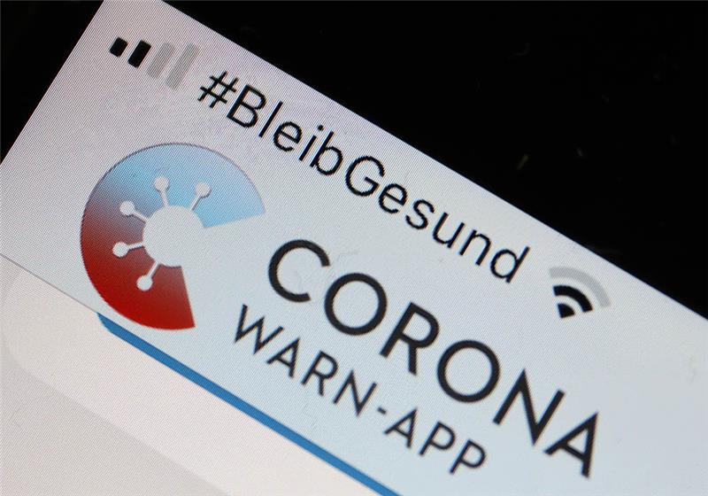 Die Corona-Warn-App soll die Kontaktverfolgung von Infizierten ermöglichen und dadurch die Infektionsketten verkürzen. Foto: Oliver Berg/dpa 