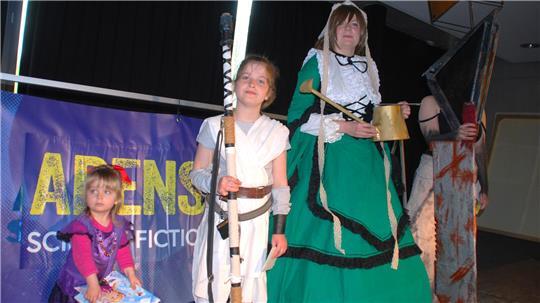 Die Cosplay-Sieger (von links): Elenya und Aaliyah Ismail, Ann-Christin Leucht und Alina Kunert mit schwarzem Pyramidenkopf.