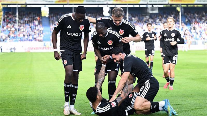 3:1 gegen Cottbus: Darmstadt verlässt letzten Tabellenplatz Die Cottbuser bejubeln den 1:0-Führungstreffer durch Justin Butler (am Boden).