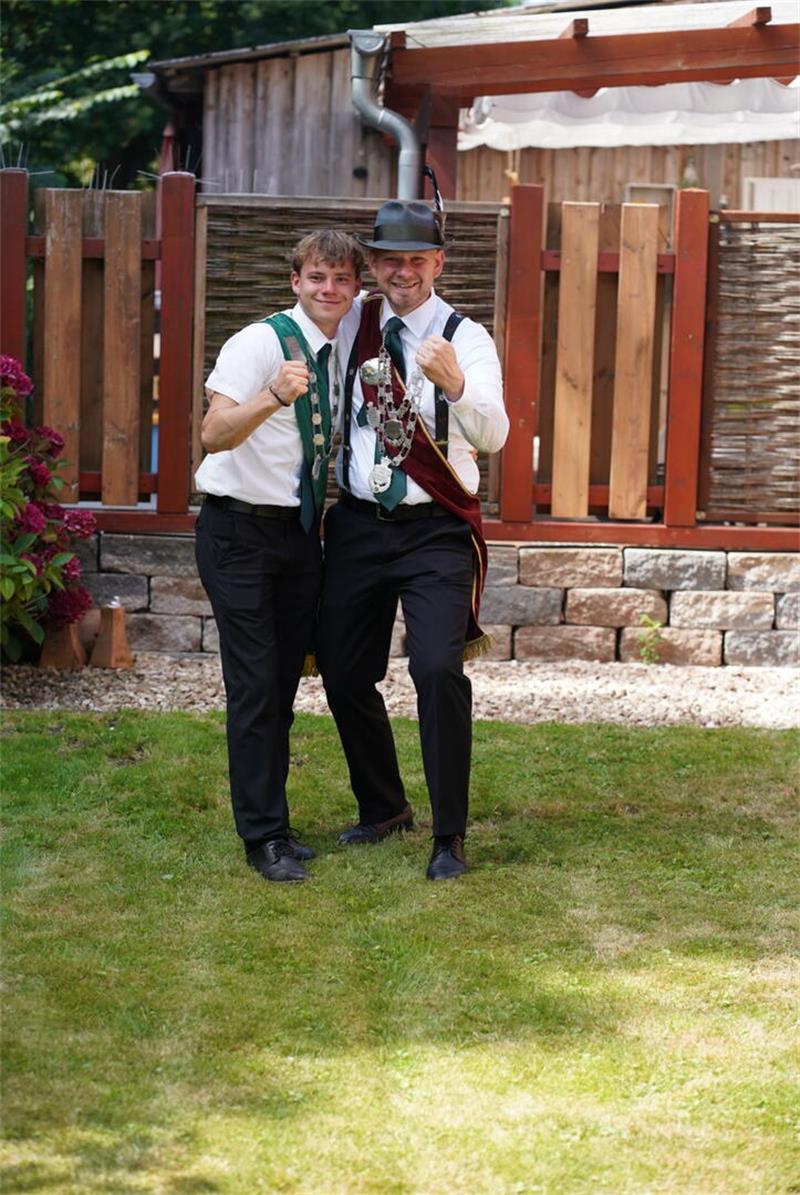 Die Cousins gehen gemeinsam in ihr zweites Königsjahr: Schützenkönig Hendrik Hointza (rechts) und Jungschützenkönig Jacob Blohm.