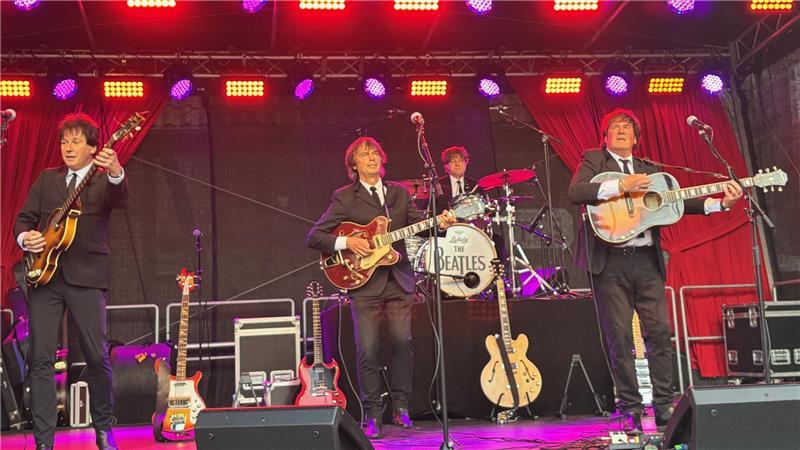 Die Cover-Band Silver Beatles spielt zur Eröffnung des Altstadtfestes.