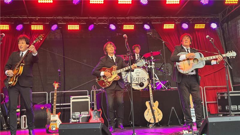 Die Coverband Silver Beatles interpretiert beim Altstadtfest in Buxtehude Hits der Beatles erstaunlich nah am Original.