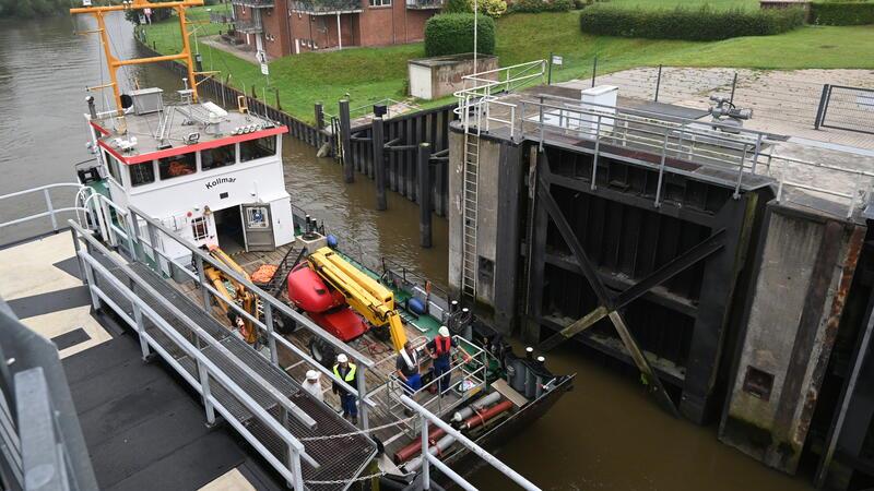 Die Crew der Kollmar des Wasserstraßen- und Schifffahrtsamts Elbe-Nordsee unterstützt die Straßenmeisterei.