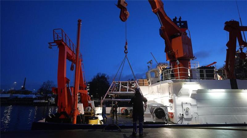 Neues Unterwasserobservatorium in der Ostsee Die Crew des Schiffs setzte einen Kran ein.
