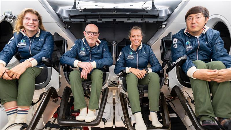Rabea Rogge soll als erste deutsche Frau ins All fliegen Die Crew von Rabea Rogge (links) hat lange in einer „Dragon“-Kapsel von SpaceX trainiert.