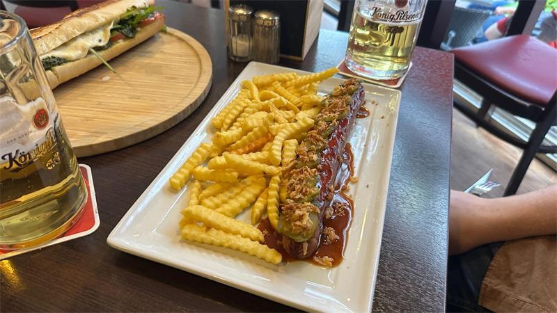 Ein Abend im Apropos: So lebt die Kultkneipe in Stade wieder auf Die Currywurst im Hotdog-Style ist im Apropos sehr beliebt. Doch auch die durch die Corona-Pandemie von der Karte verschwundenen Baguettes erfreuen sich seit der Wiedereröffnung großer Beliebtheit.