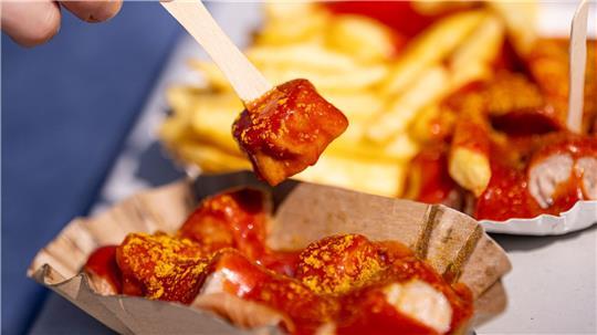 Die Currywurst wird in Kantinen immer unbeliebter. (Archivbild)