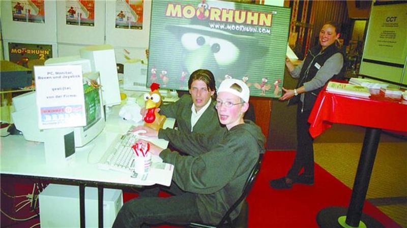 Die Cuxhavener Nachrichten organisierten vor 25 Jahren die erste Cuxhavener Moorhuhn-Meisterschaft. Sieger wurde Malte Schultjan (vorn) mit 5411 Punkten. Stefan Backhaus von der Moorhuhn-Firma phenomedia überreichte die Moorhuhn-Trophäe.